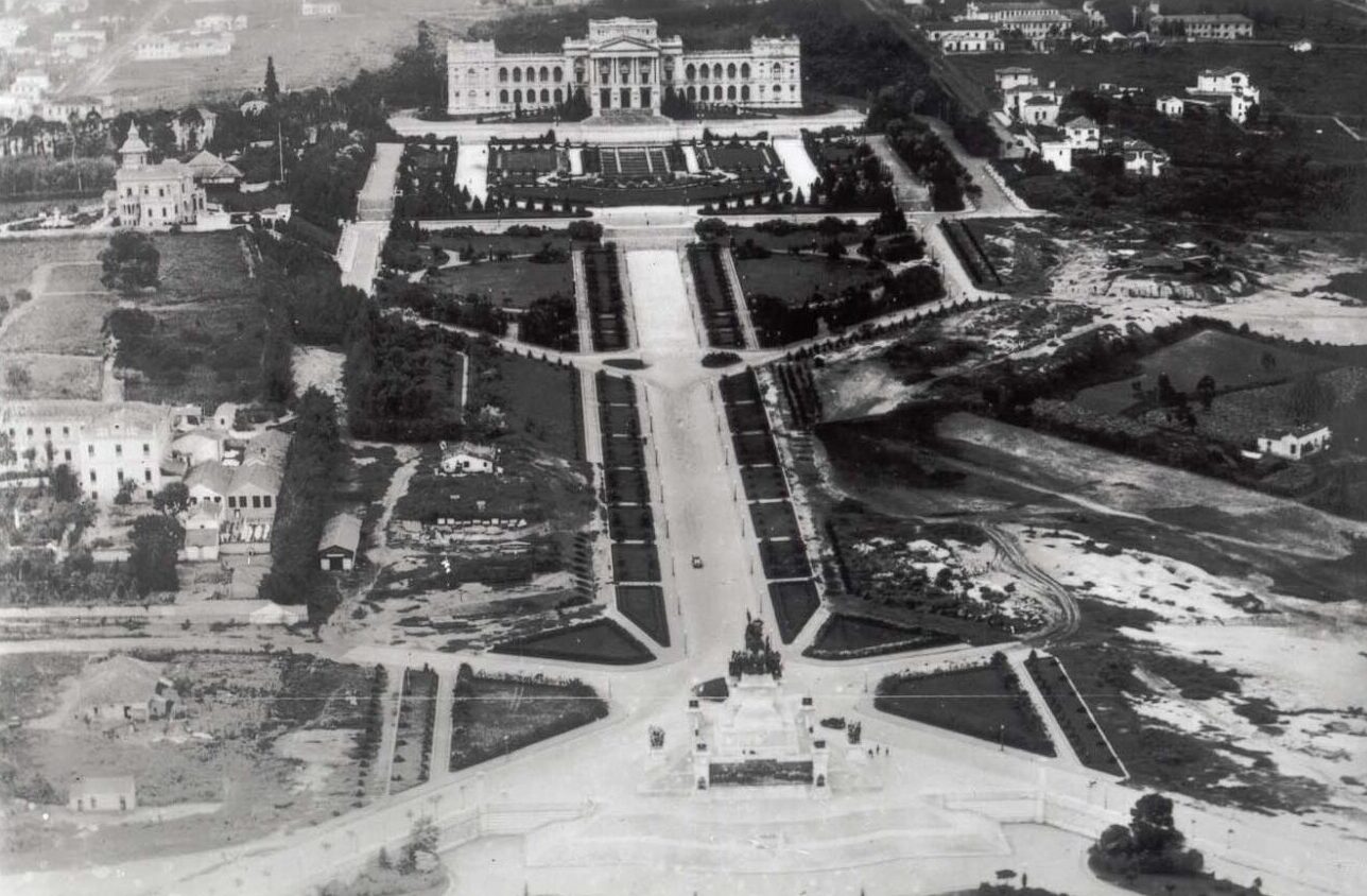 Foto aérea da região na qual está o Museu do Ipiranga, com o Edifício-Monumento e o jardim em estilo francês.