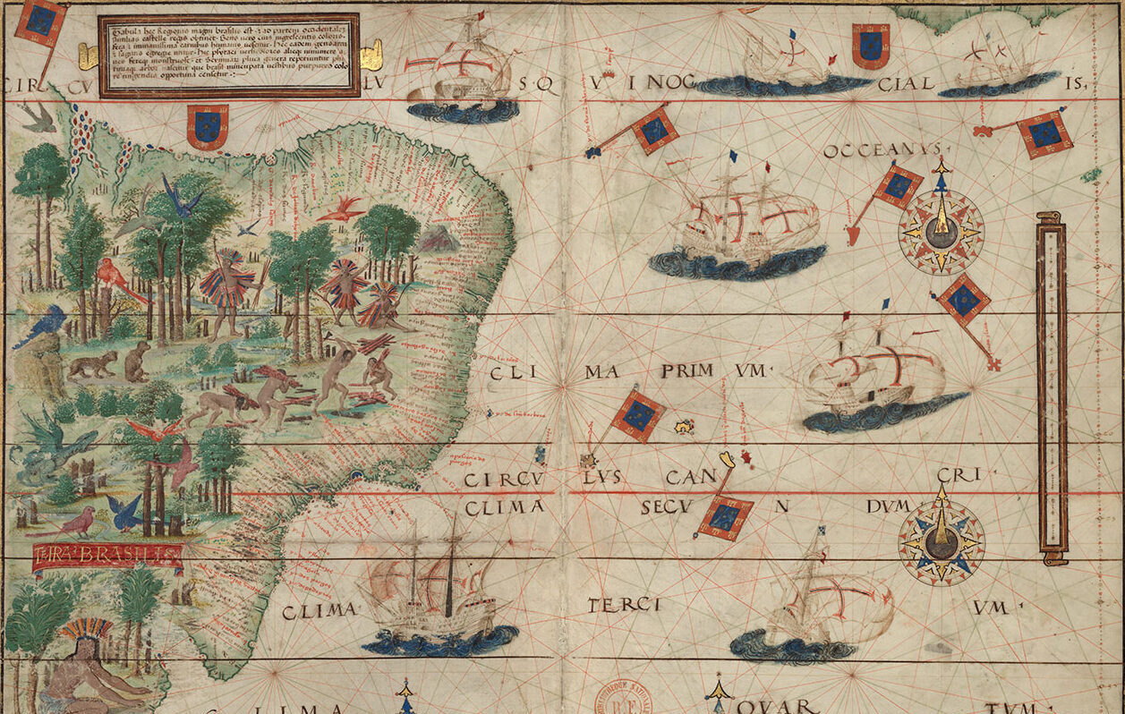 Mapa antigo do Brasil, com desenhos de árvores, animais como pássaros de diversas cores e macacos. Há também o oceano.