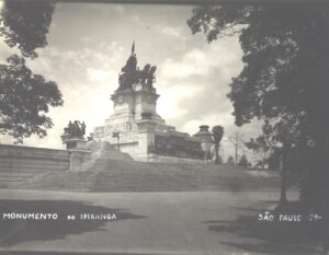 imagem do monumento à independência em meados do século 20