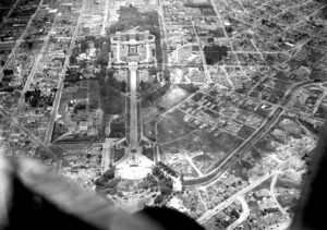 Vista aérea do bairro do Ipiranga com o Museu do Ipiranga e o Parque da Independência em destaque em meados do século 20