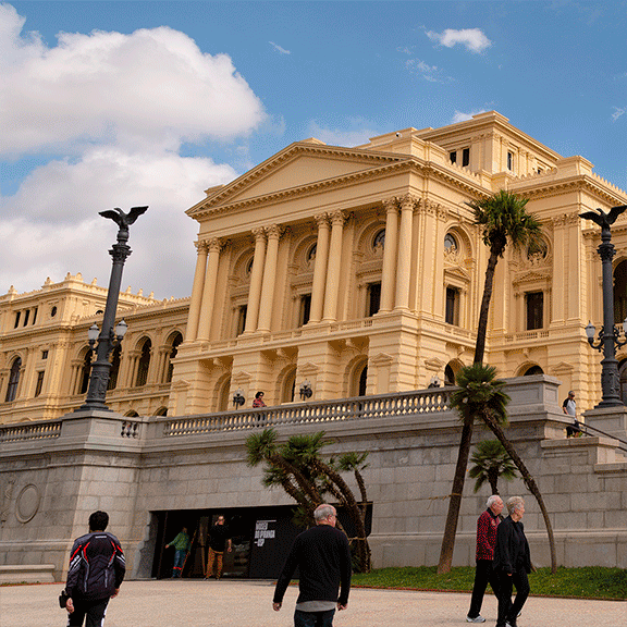 imagem animada com a fachada do museu do ipiranga ao longo de 130 anos