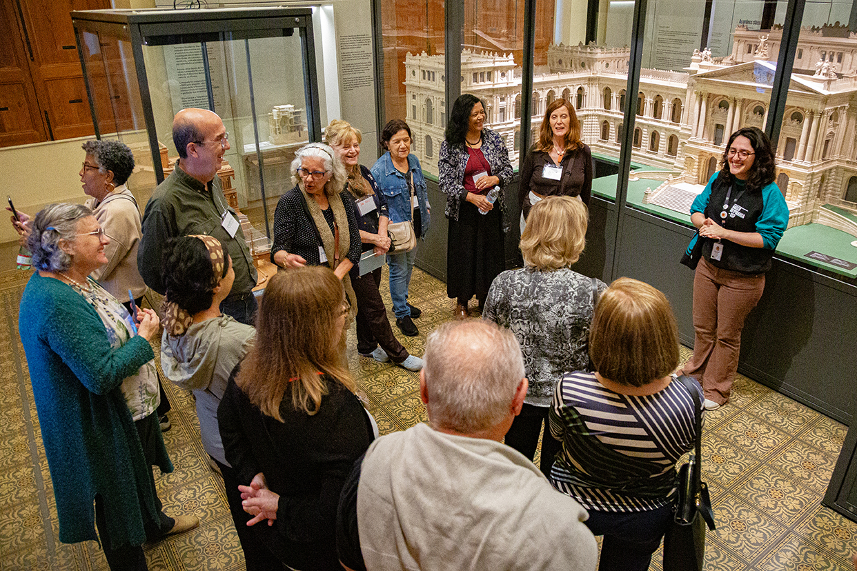 Grupo em visita mediada por Educadora do Museu do Ipiranga