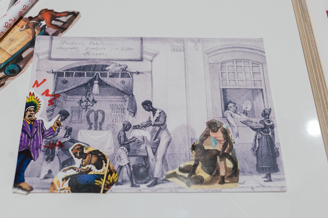 Colagem com imagem de Debret modificada com recortes coloridos sobre figuras negras em cena histórica, produzida na oficina da exposição Debret em Questão no Museu do Ipiranga.