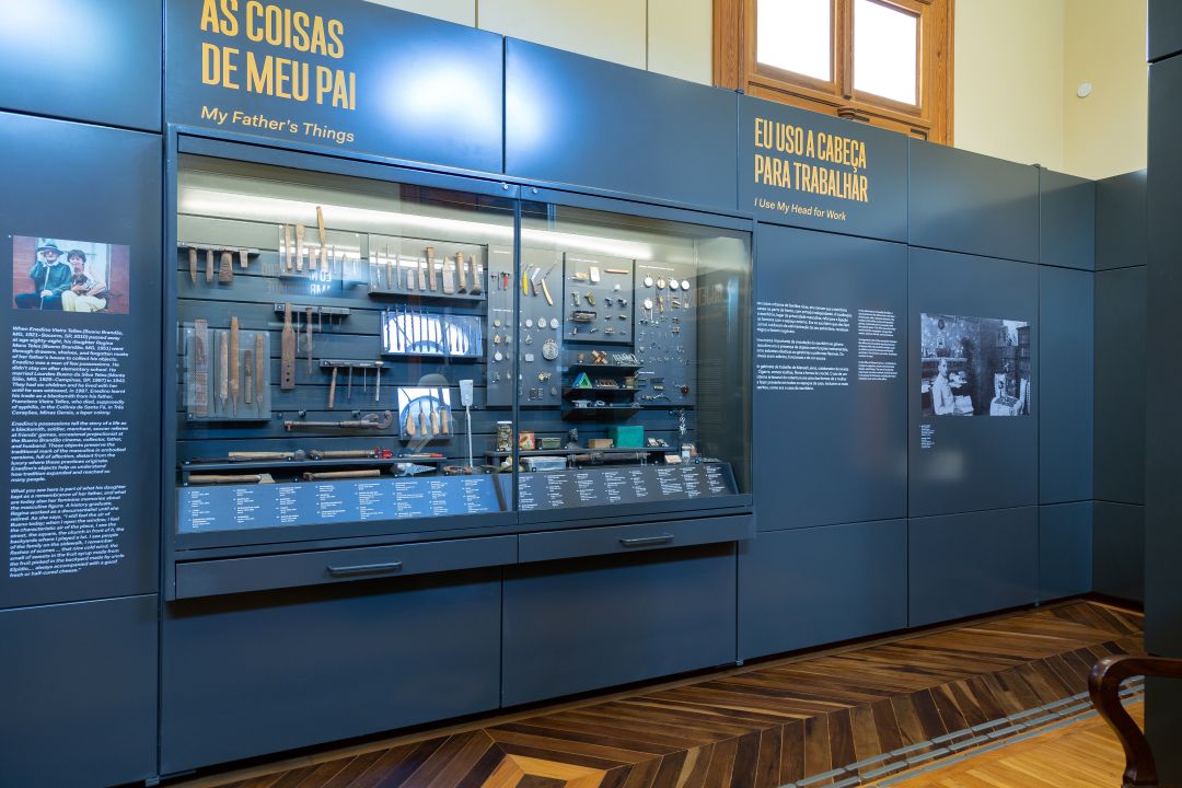 Vitrine da exposição “Casas e coisas”, no Museu do Ipiranga, reúne ferramentas, objetos de trabalho e itens pessoais relacionados ao tema da visita mediada.