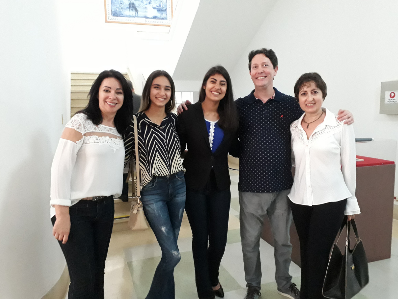 José Renato em 2017, na inauguração da exposição "Revolução Russa na Coleção Edgard Carone", com equipe da ETEC Martinho di Ciero. Créditos: Arquivo pessoal.