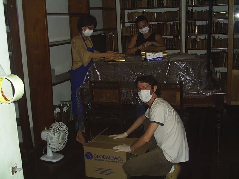 José Renato em 2007, no transporte de livros da Biblioteca Prudente de Moraes para o Centro de Estudos, com Giovanna Balsan e Maria Cristina Tasca. Créditos: Arquivo pessoal.
