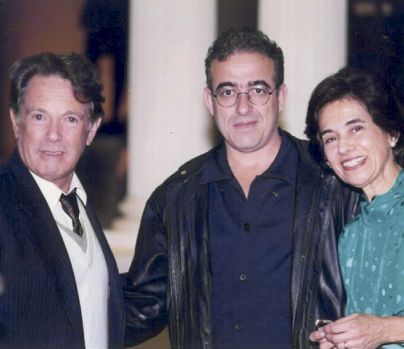 Dorival ao lado do professor Witter e a pianista Regina Coeli, por ocasiãode um ensaio para um concerto de piano no Salão Nobre. Créditos: Arquivo pessoal.