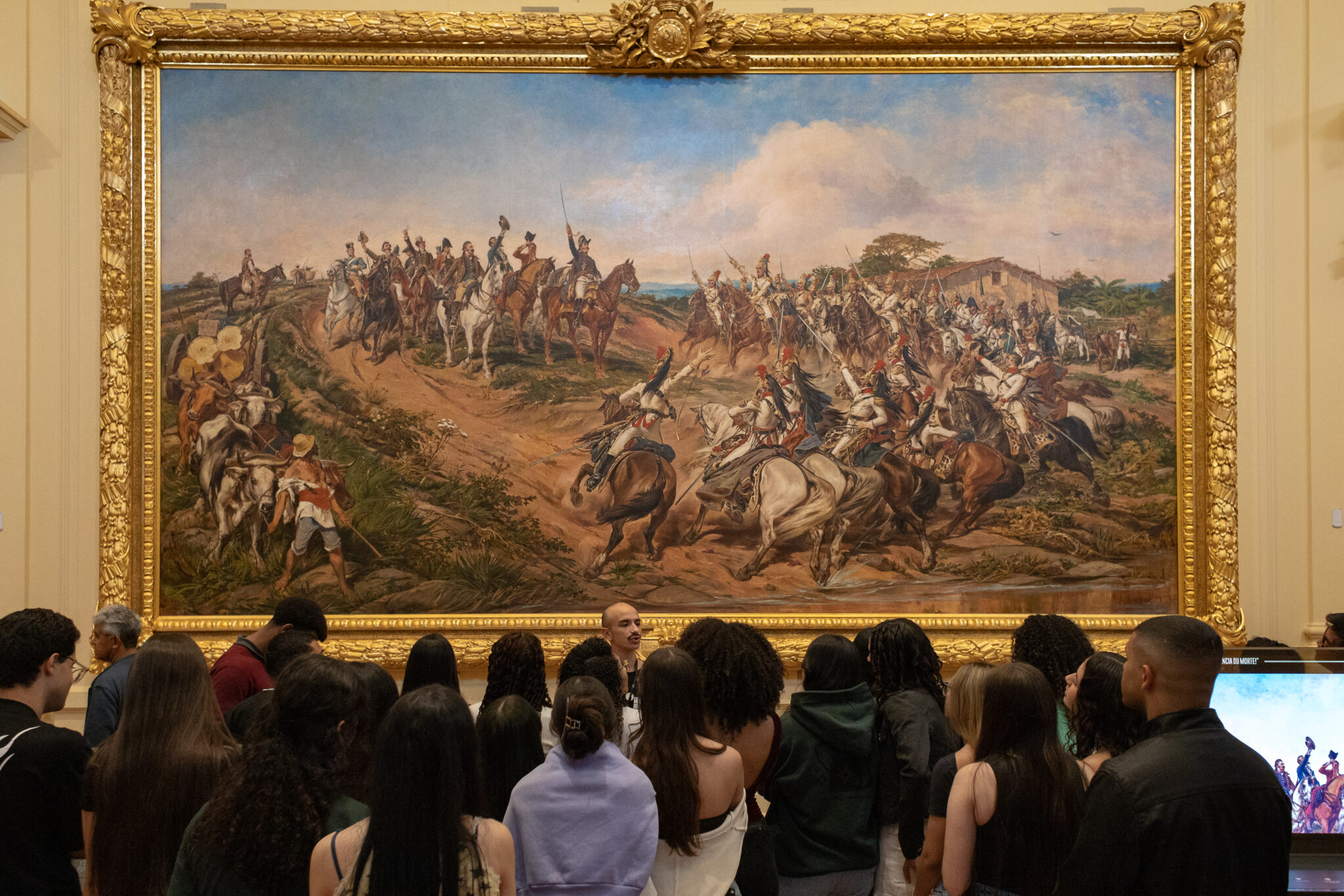 The painting "Independence or Death" by Pedro Américo, being viewed by students.