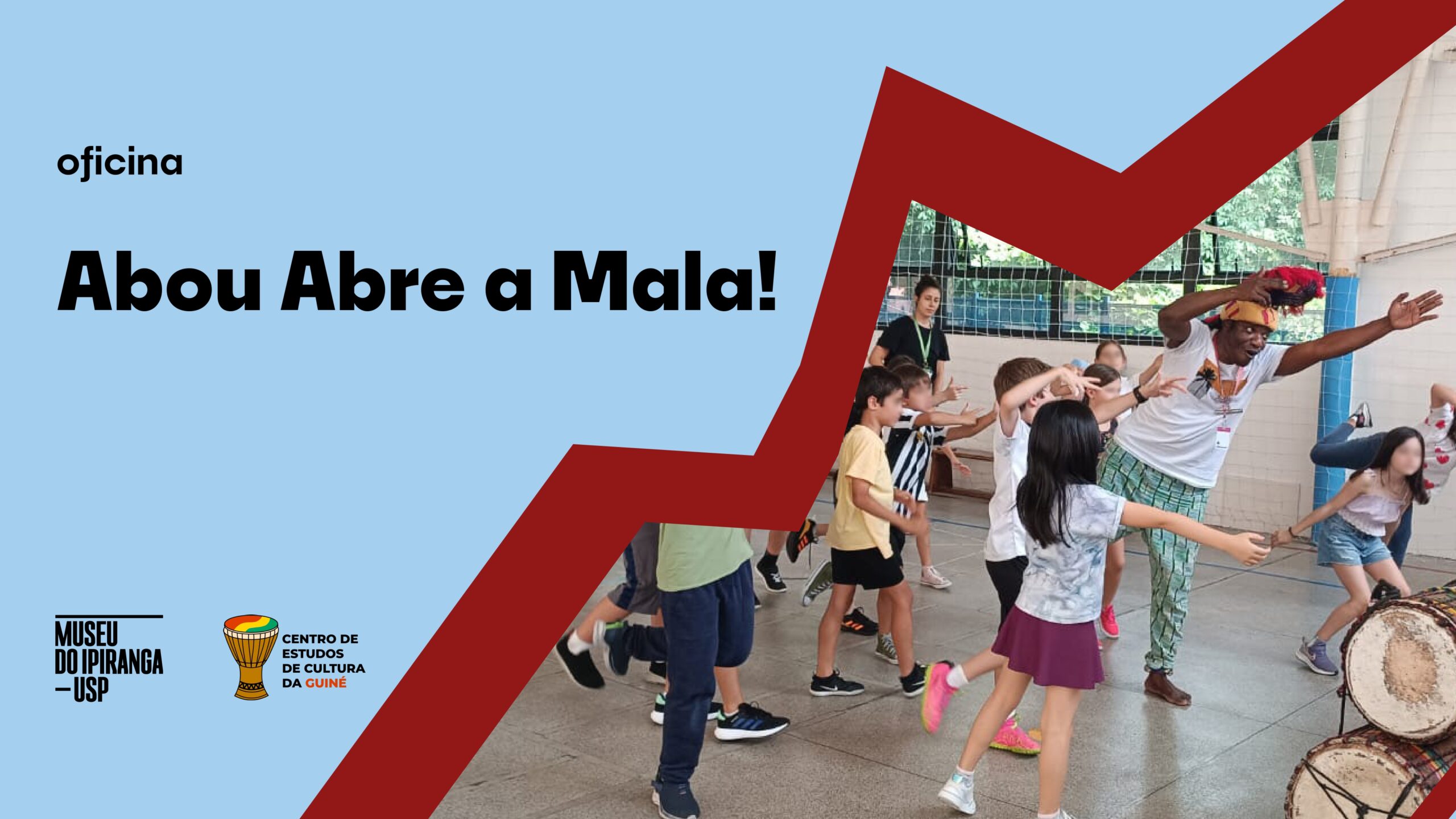 Arte de divulgação da oficina “Abou Abre a Mala!”, em fundo azul-claro. À direita, fotografia mostra um educador conduzindo uma atividade com crianças em roda, com movimentos de dança. Na parte inferior esquerda, estão os logotipos do Museu do Ipiranga – USP e do Centro de Estudos de Cultura da Guiné.