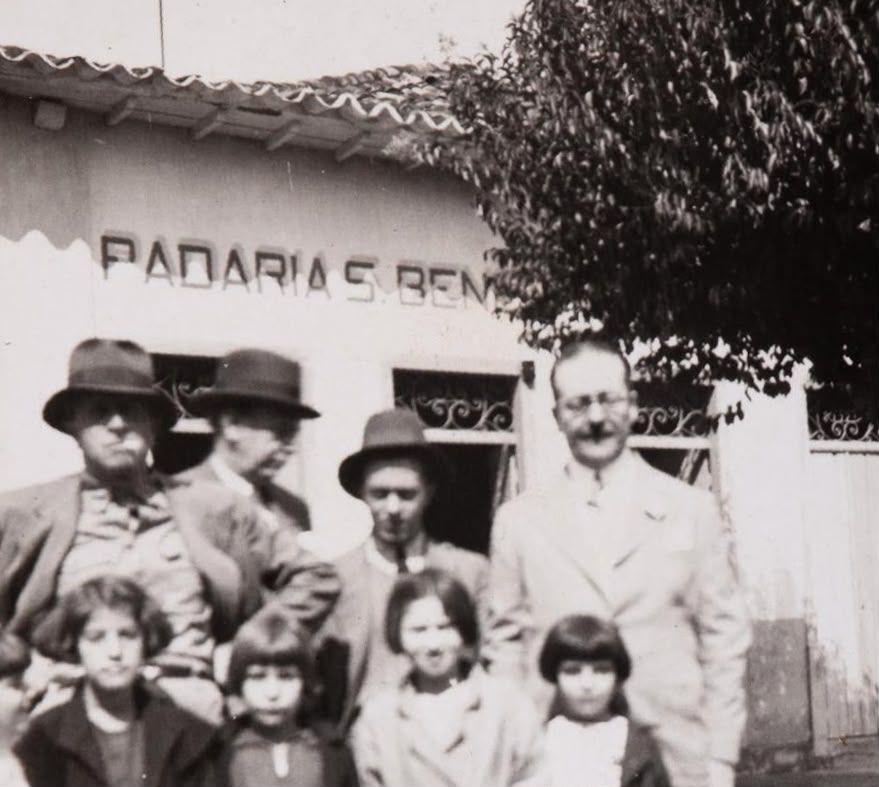 Grupo de homens e meninas anônimos, sem data. Fundo João Baptista de Campos Aguirra, Acervo Museu Paulista-USP