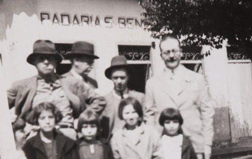 Grupo de homens e meninas anônimos, sem data. Fundo João Baptista de Campos Aguirra, Acervo Museu Paulista-USP